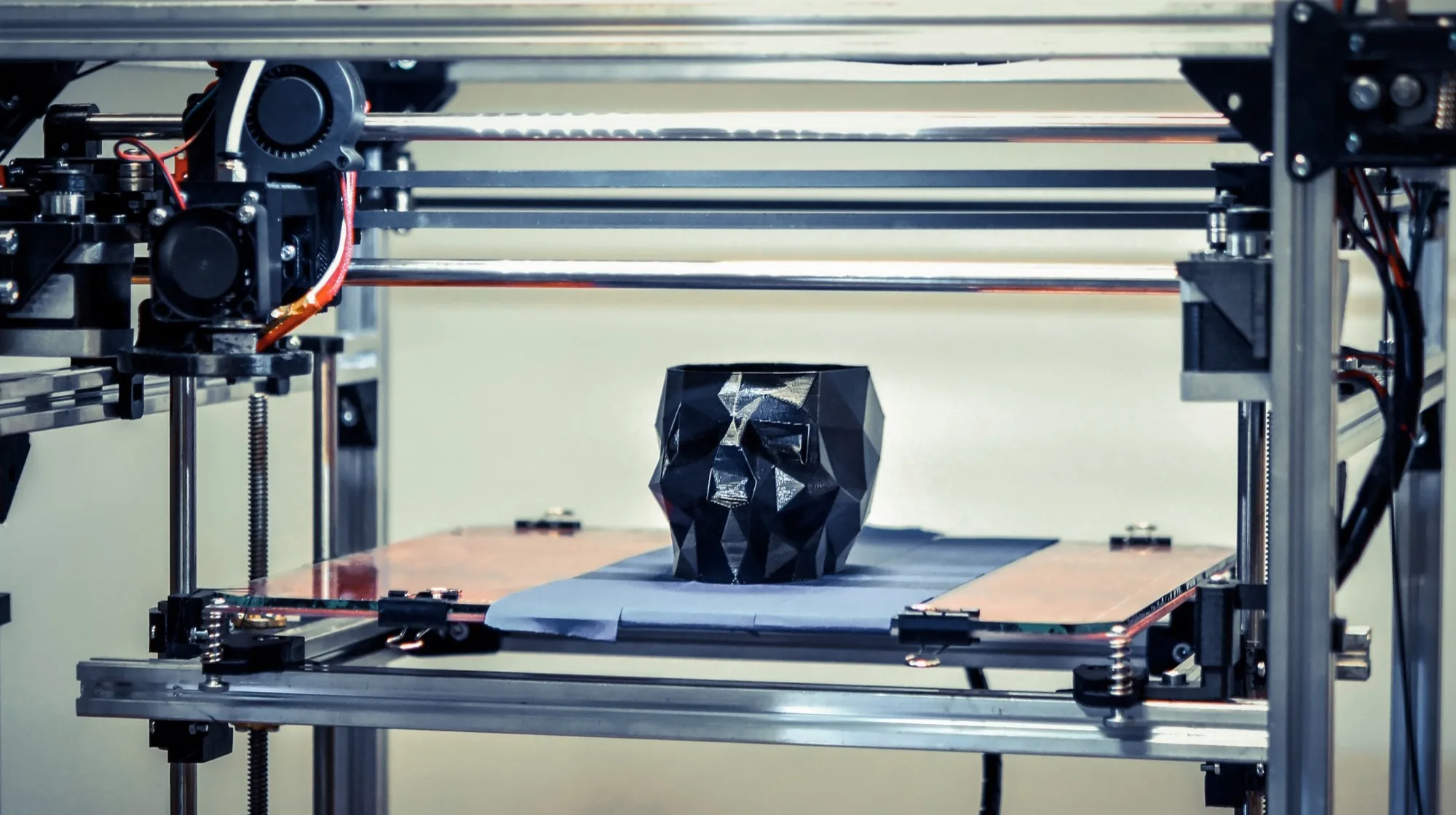 3D принтер изгражда детайл слой по слой